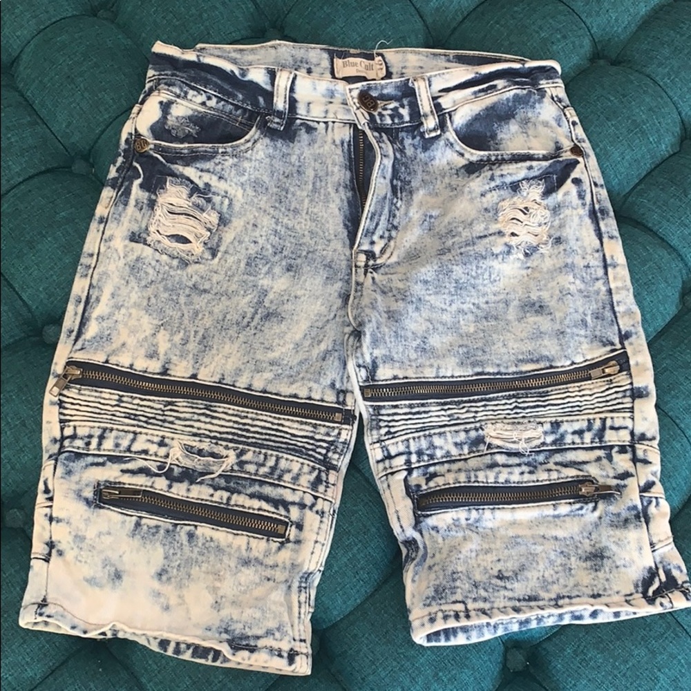 Denim Distressed shorts with zippers